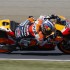 MotoGP na torze Motegi 2012 fotogaleria - pedrosa kladzie sie